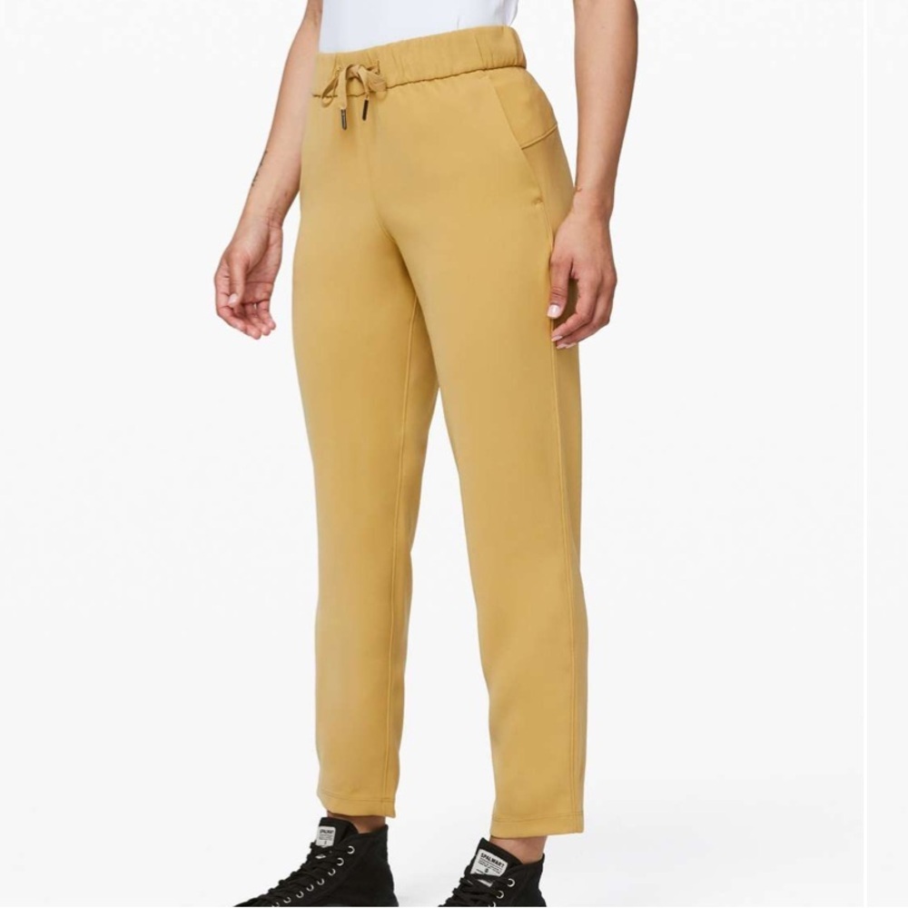 Lululemon On the Fly 7/8 Pant *Woven Vintage Gold Size 14